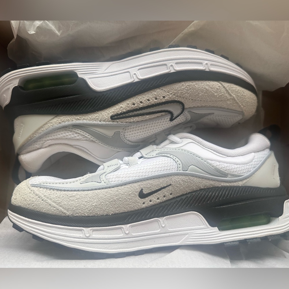 Brand new Nike Air Max Bliss size 6 women’s (or kids)
